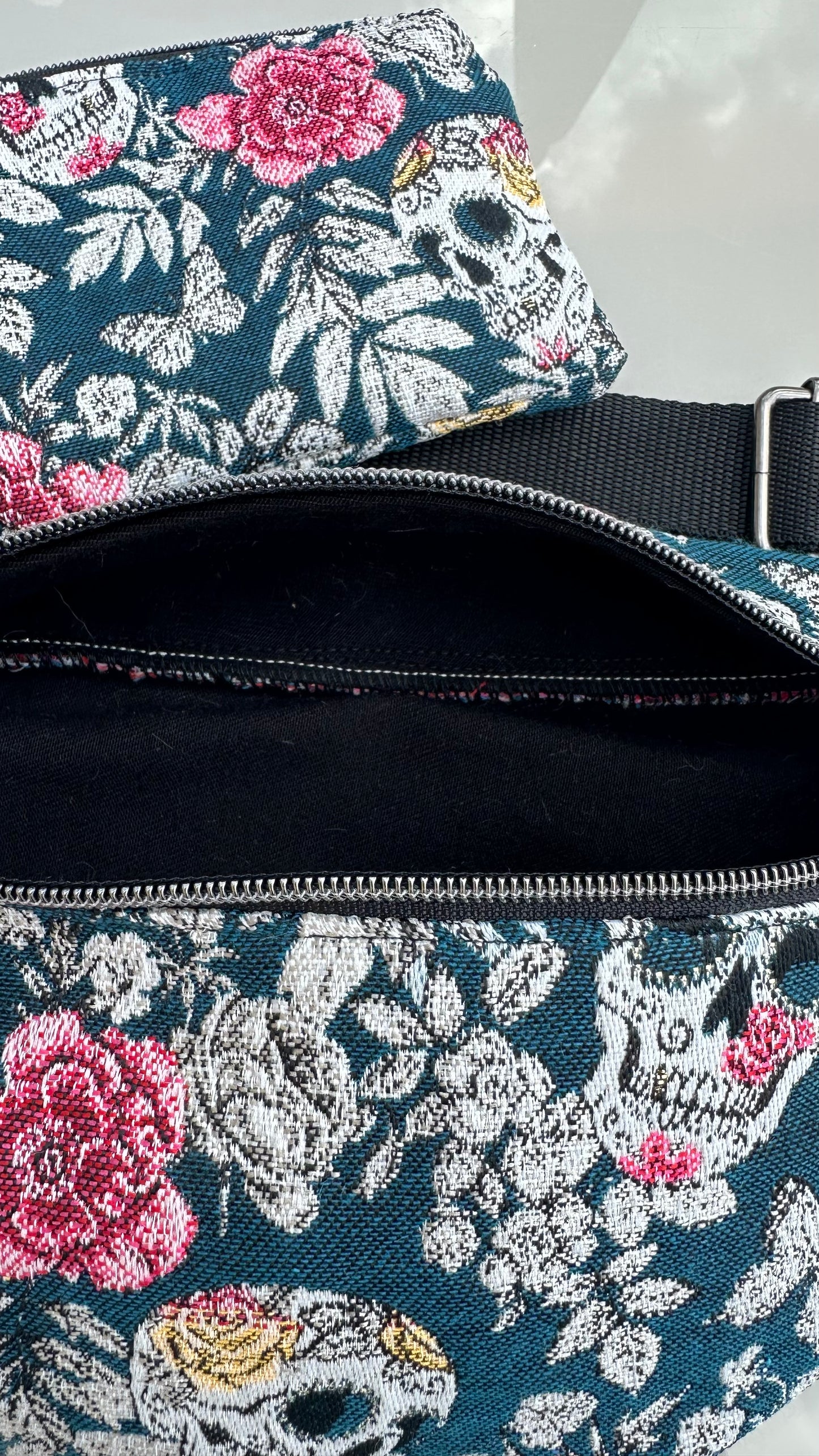 Sac Banane Crânes et roses et porte-monnaie assorti fond bleu pétrole