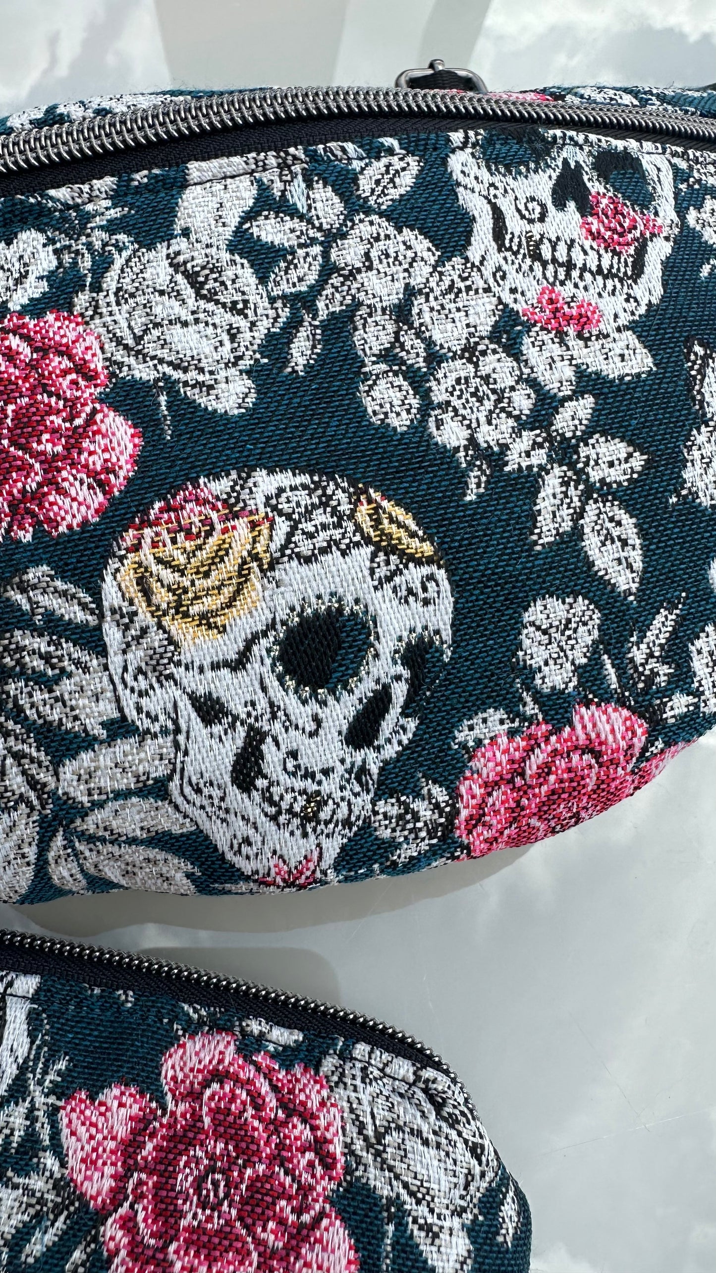 Sac Banane Crânes et roses et porte-monnaie assorti fond bleu pétrole