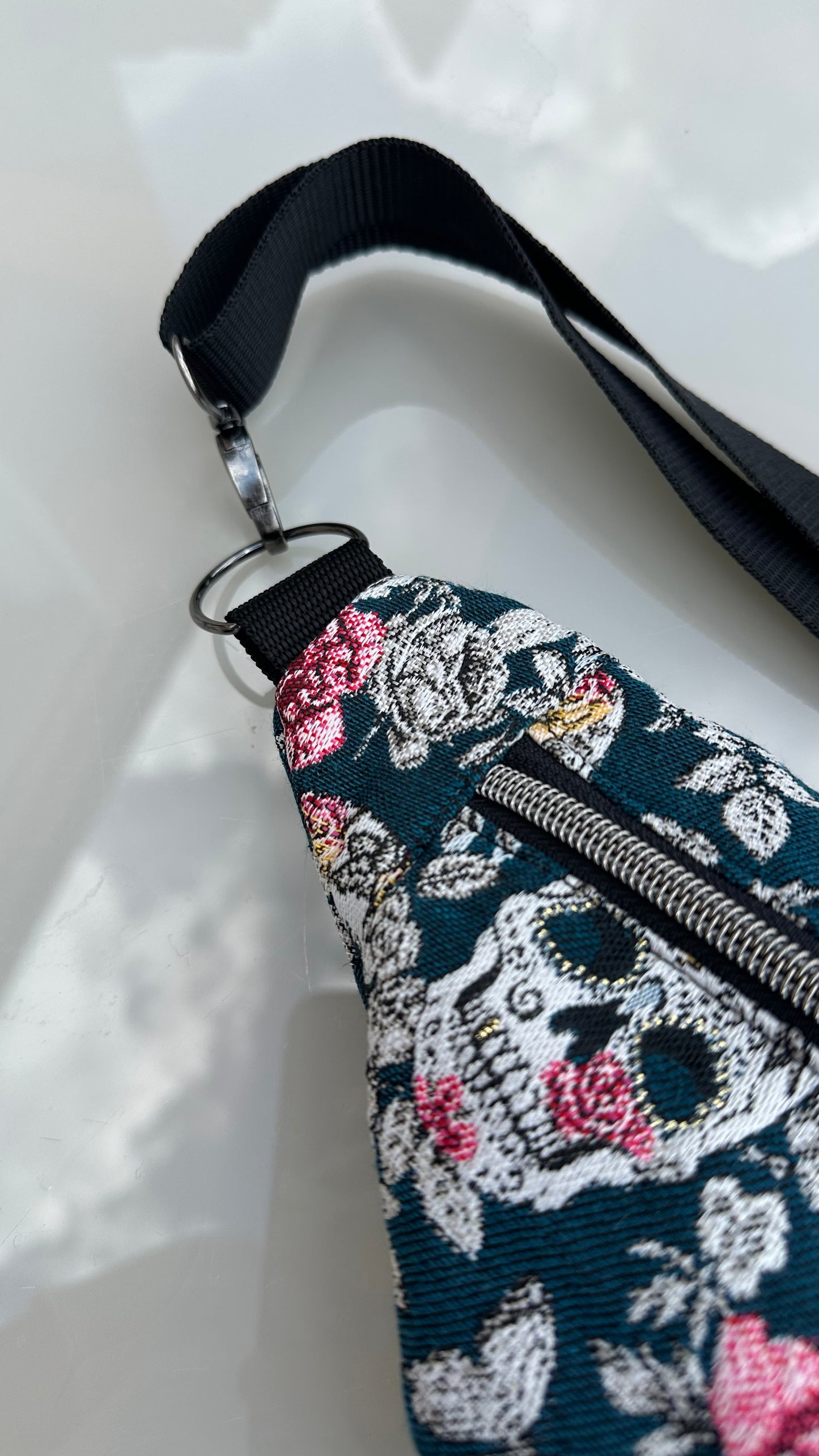 Sac Banane Crânes et roses et porte-monnaie assorti fond bleu pétrole