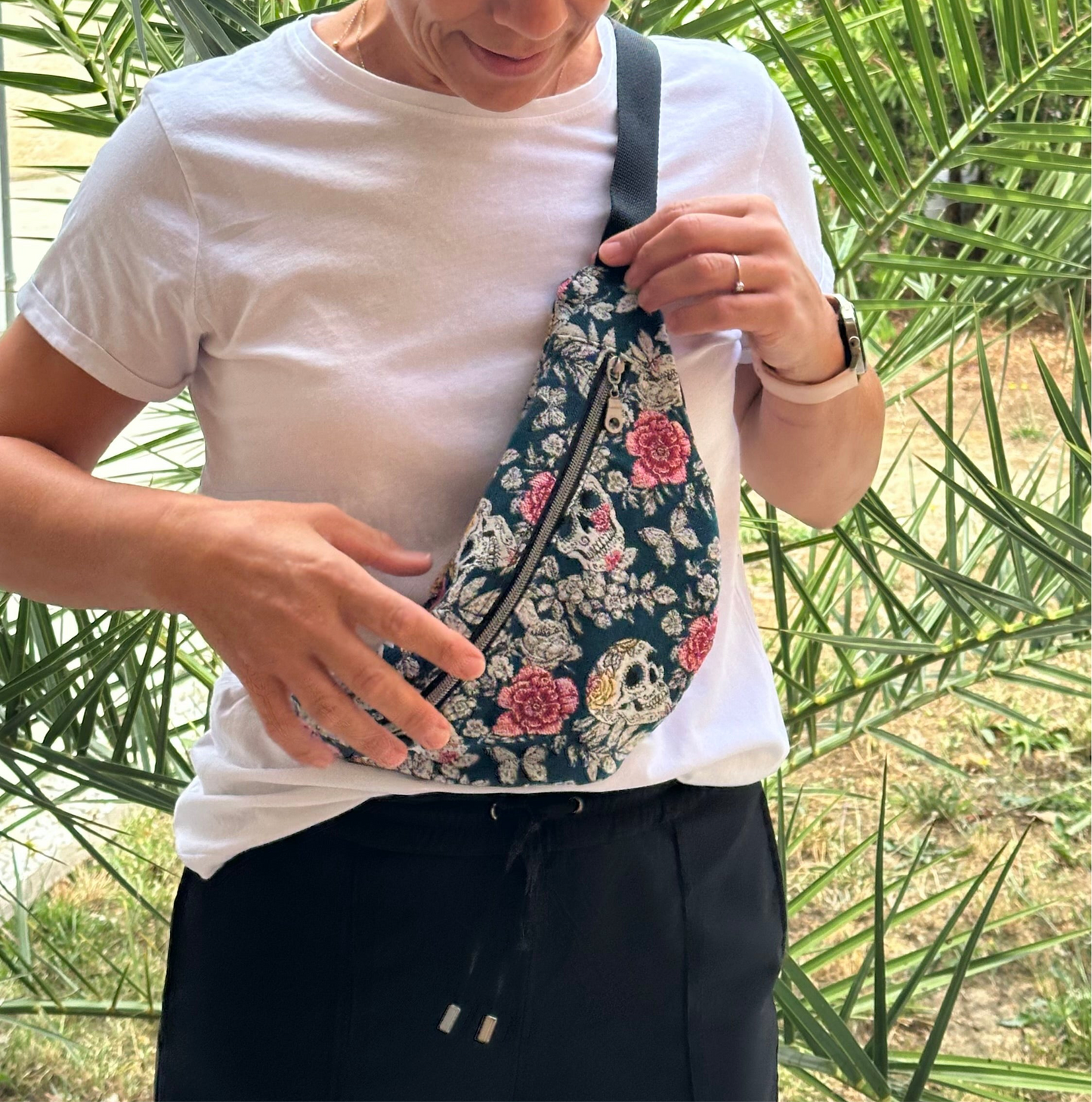 Sac Banane Crânes et roses et porte-monnaie assorti fond bleu pétrole