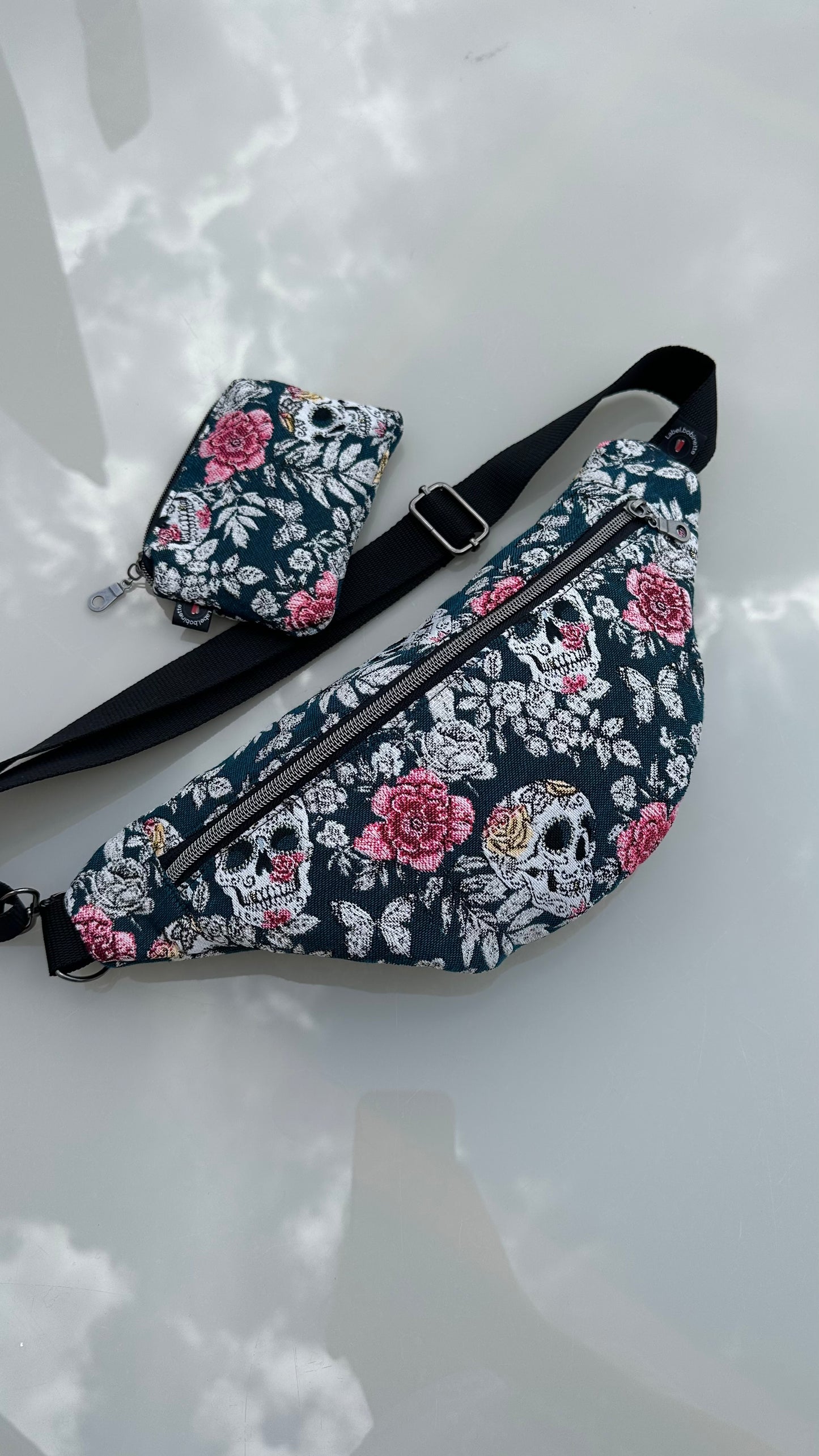 Sac Banane Crânes et roses et porte-monnaie assorti fond bleu pétrole