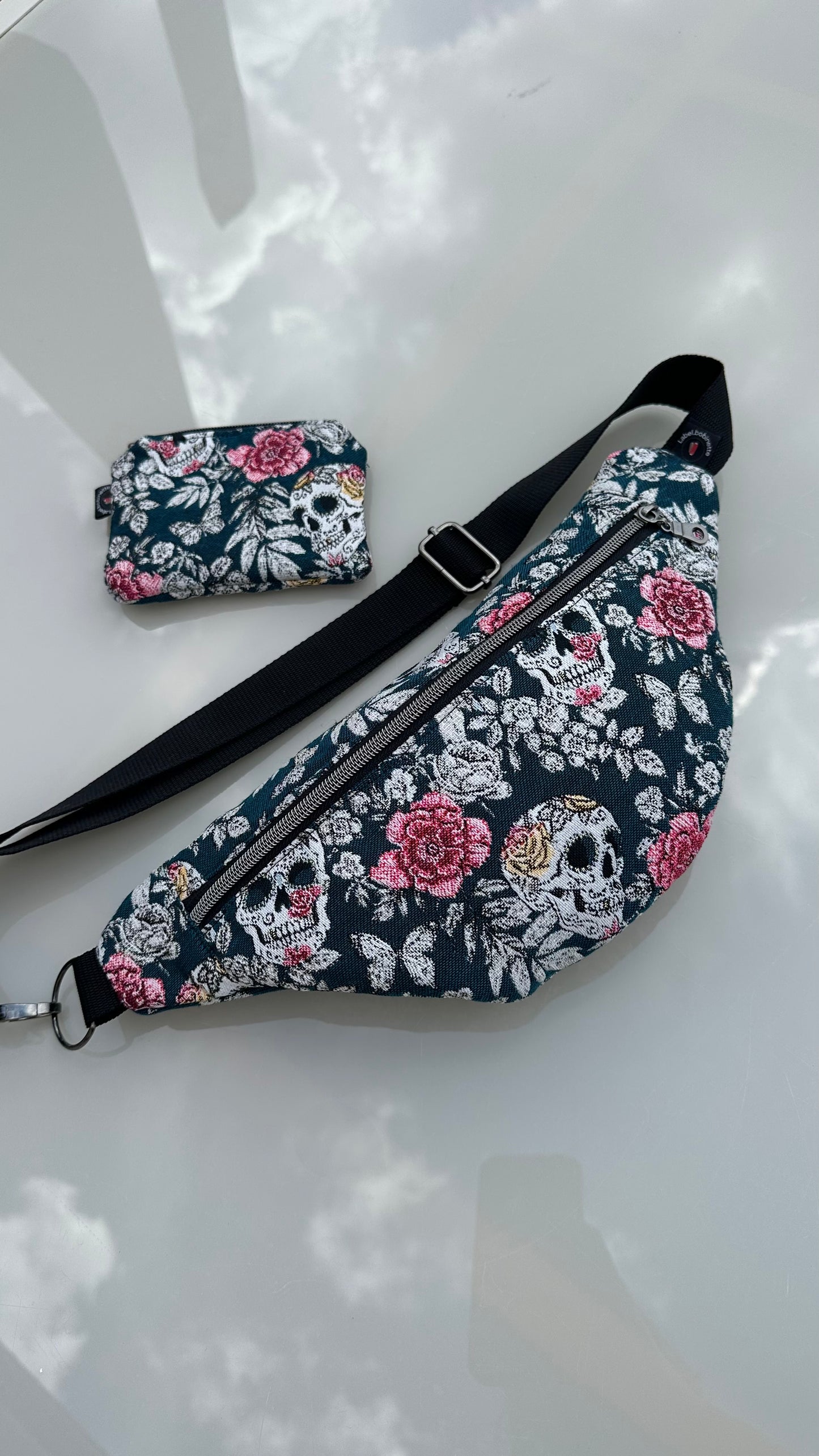 Sac Banane Crânes et roses et porte-monnaie assorti fond bleu pétrole
