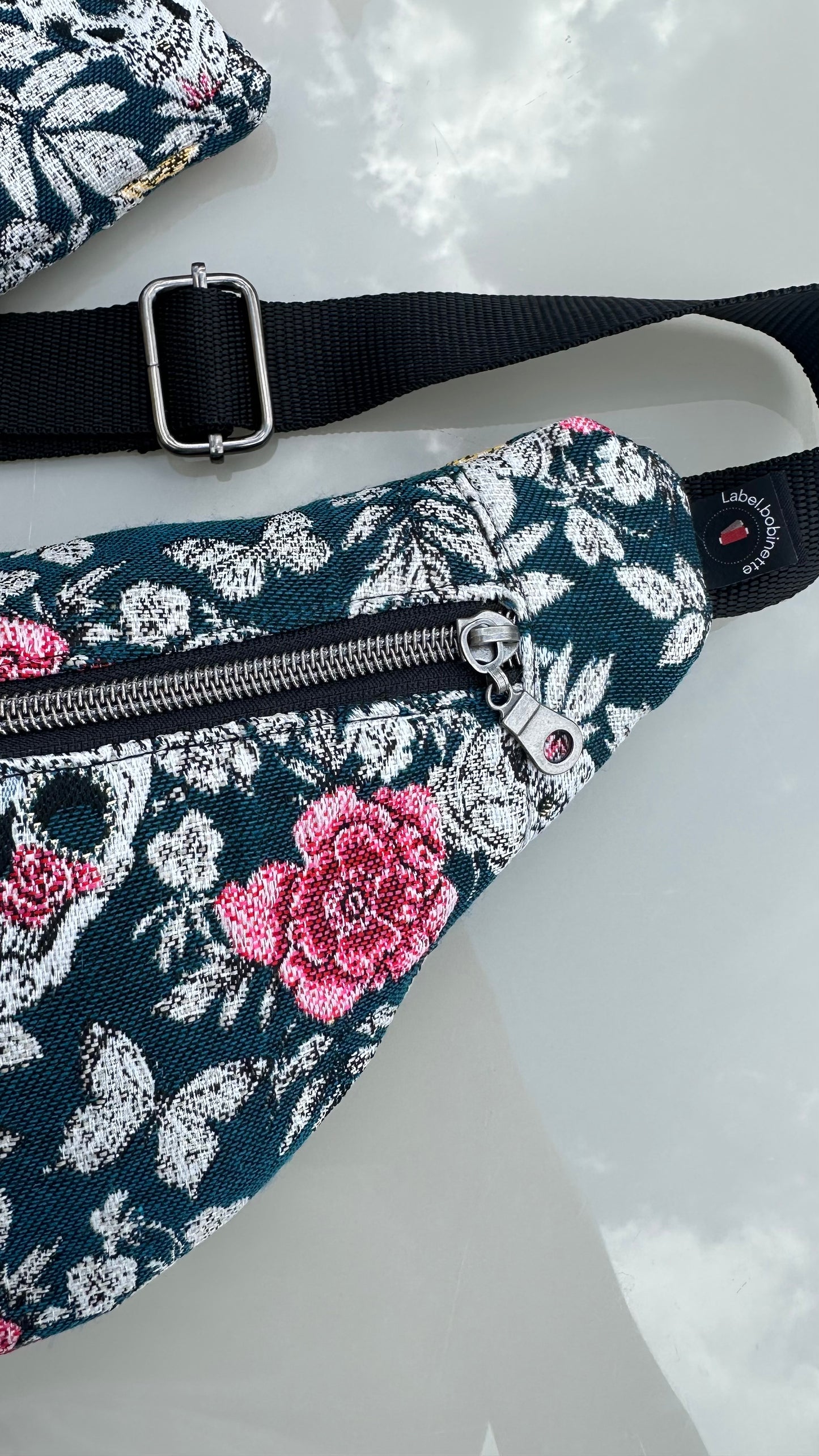 Sac Banane Crânes et roses et porte-monnaie assorti fond bleu pétrole