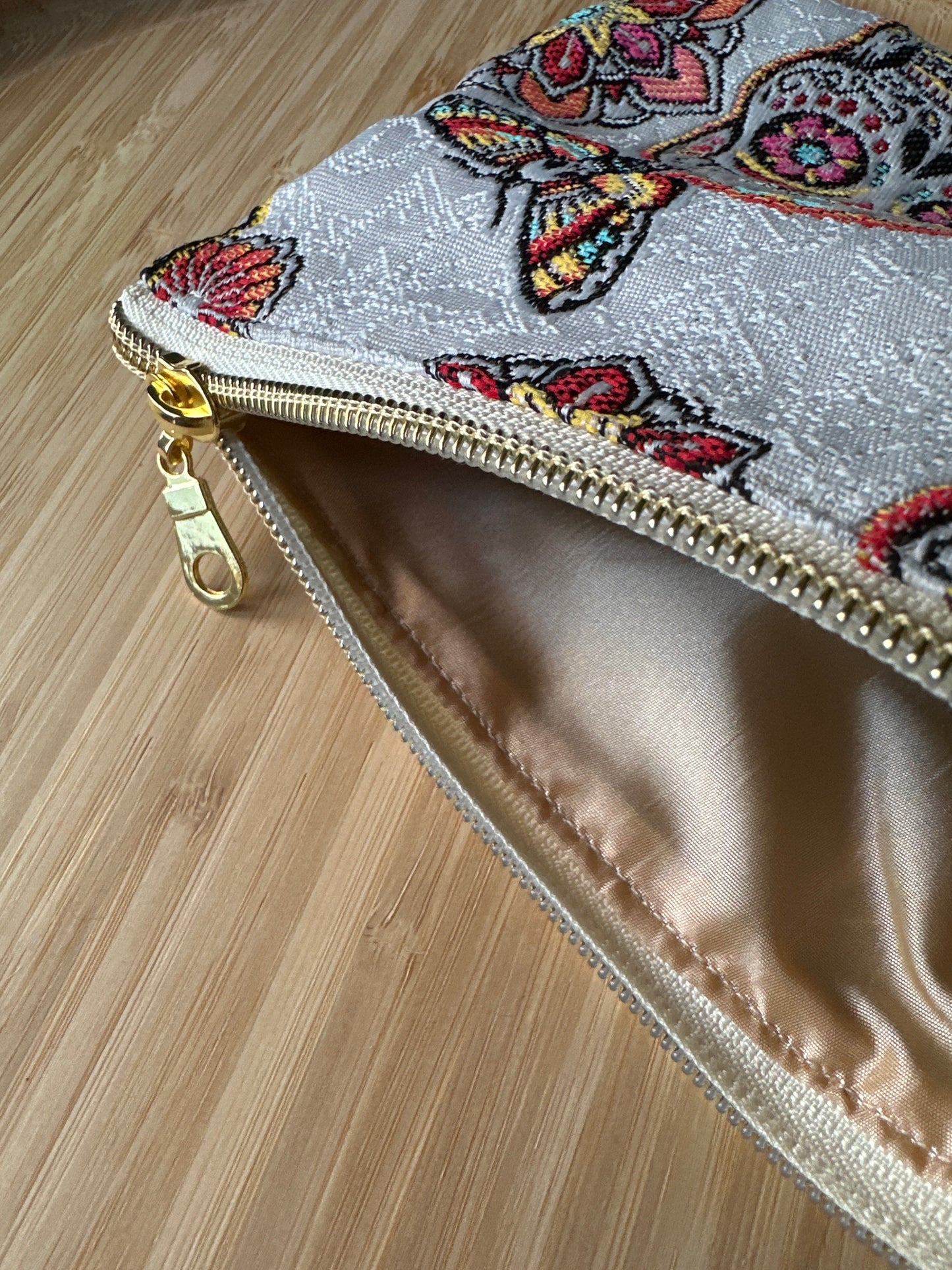 Pochette Cristobal fond blanc