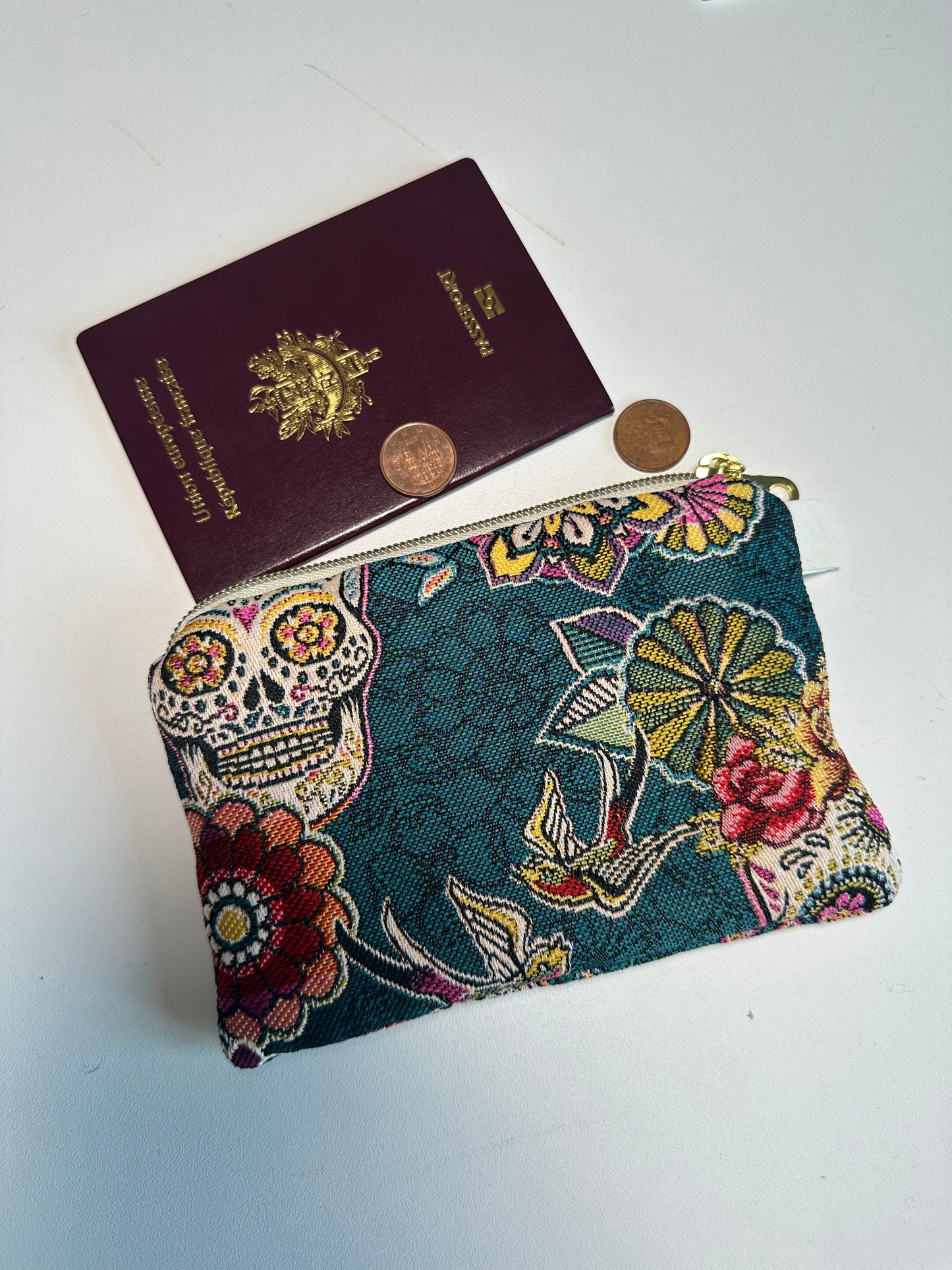 Porte-cartes Cristobal fond bleu pétrole.
