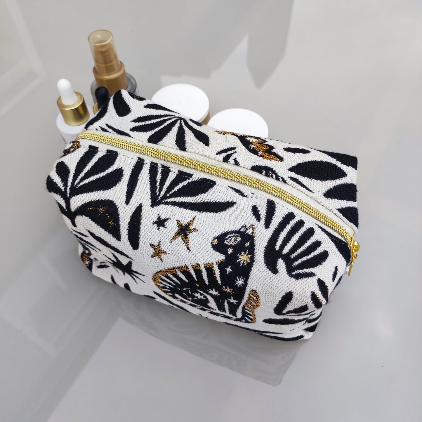 Trousse de toilette Mystic fond blanc motif noir et or