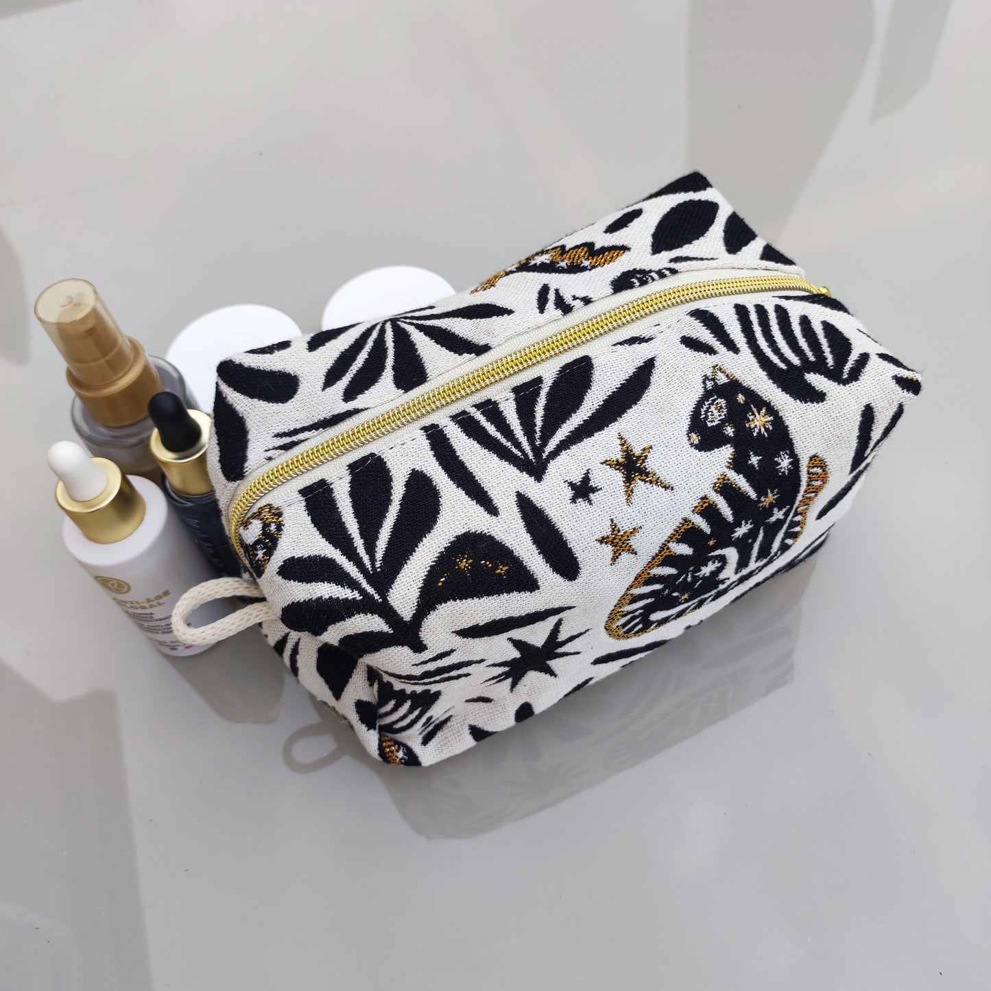 Trousse de toilette Mystic fond blanc motif noir et or