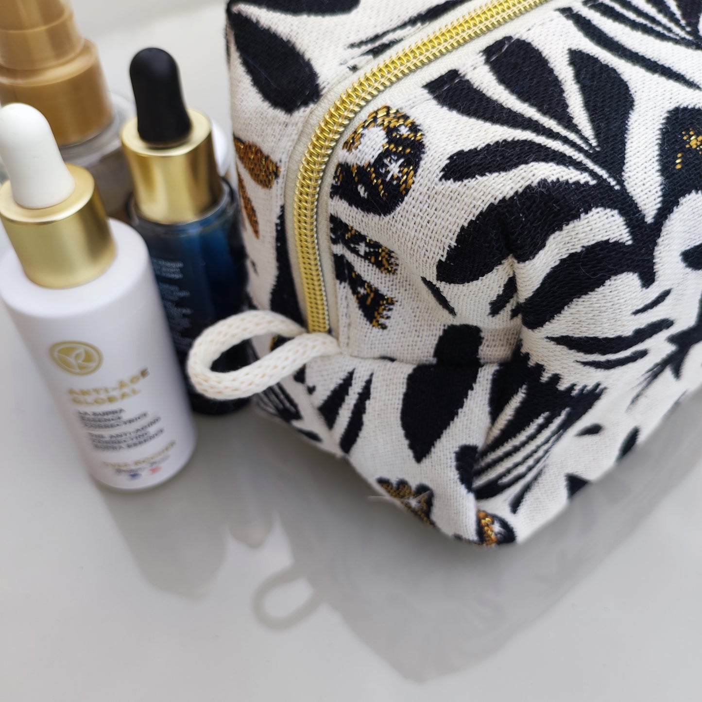 Trousse de toilette Mystic fond blanc motif noir et or
