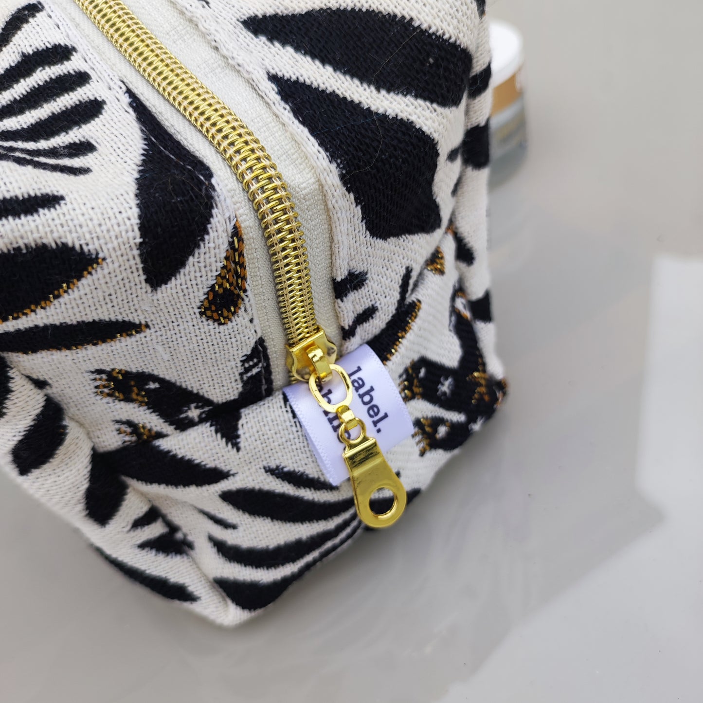 Trousse de toilette Mystic fond blanc motif noir et or