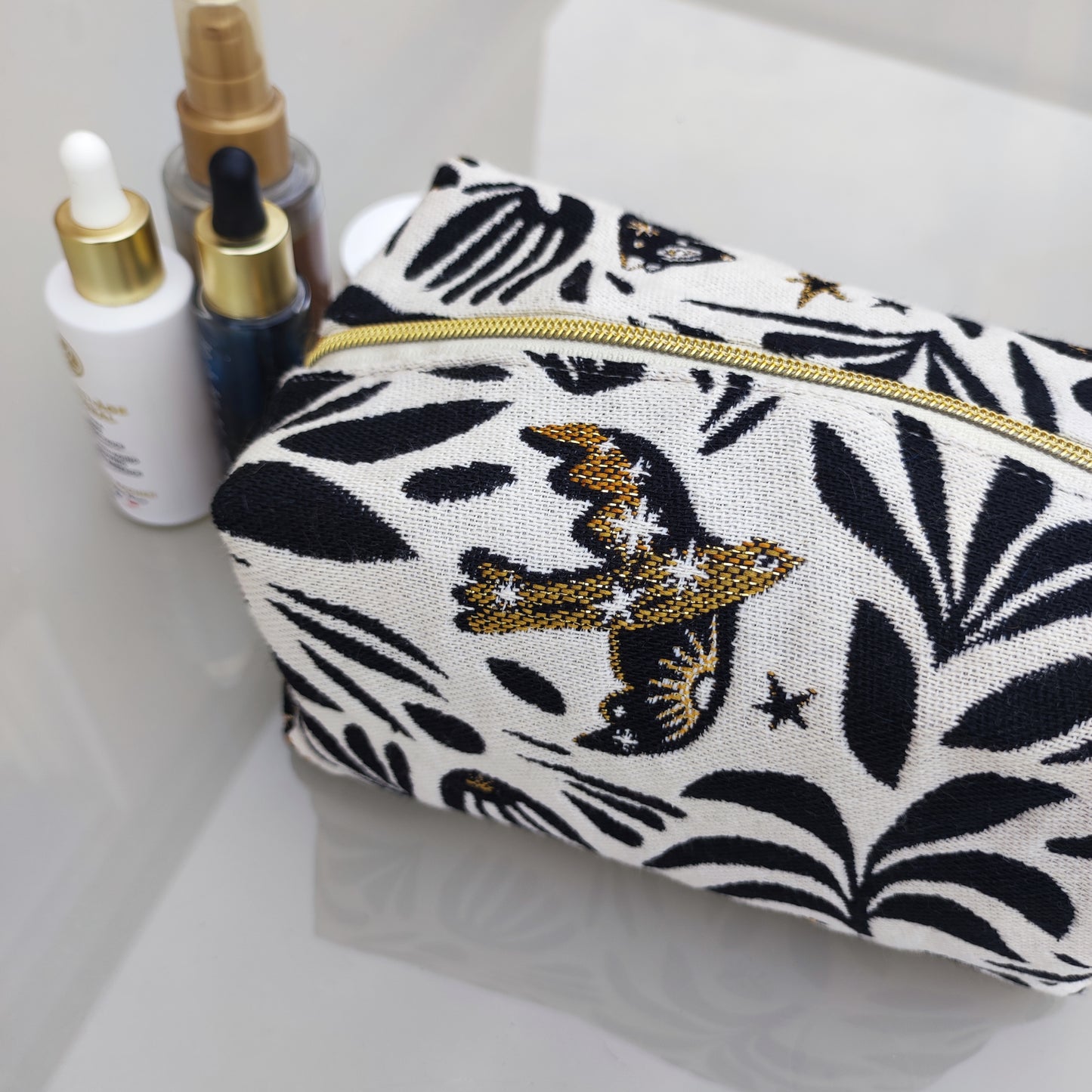 Trousse de toilette Mystic fond blanc motif noir et or