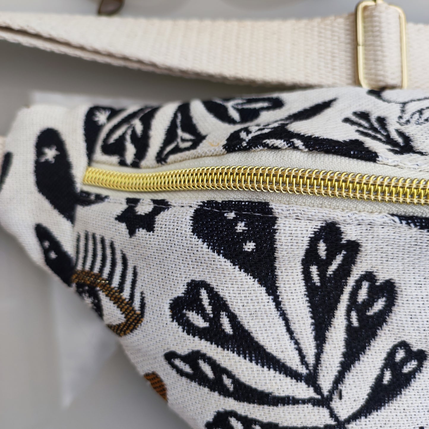 Sac Banane Mage Noir et Or sangle écru