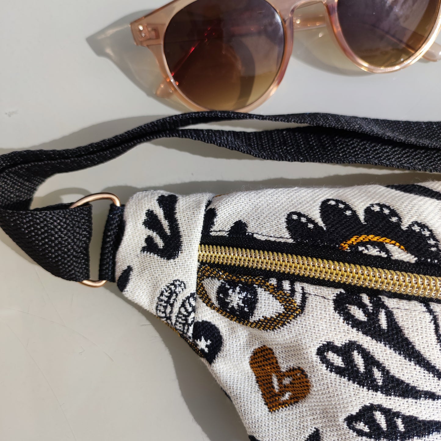 Sac banane Mage Noir et Or sangle Noire