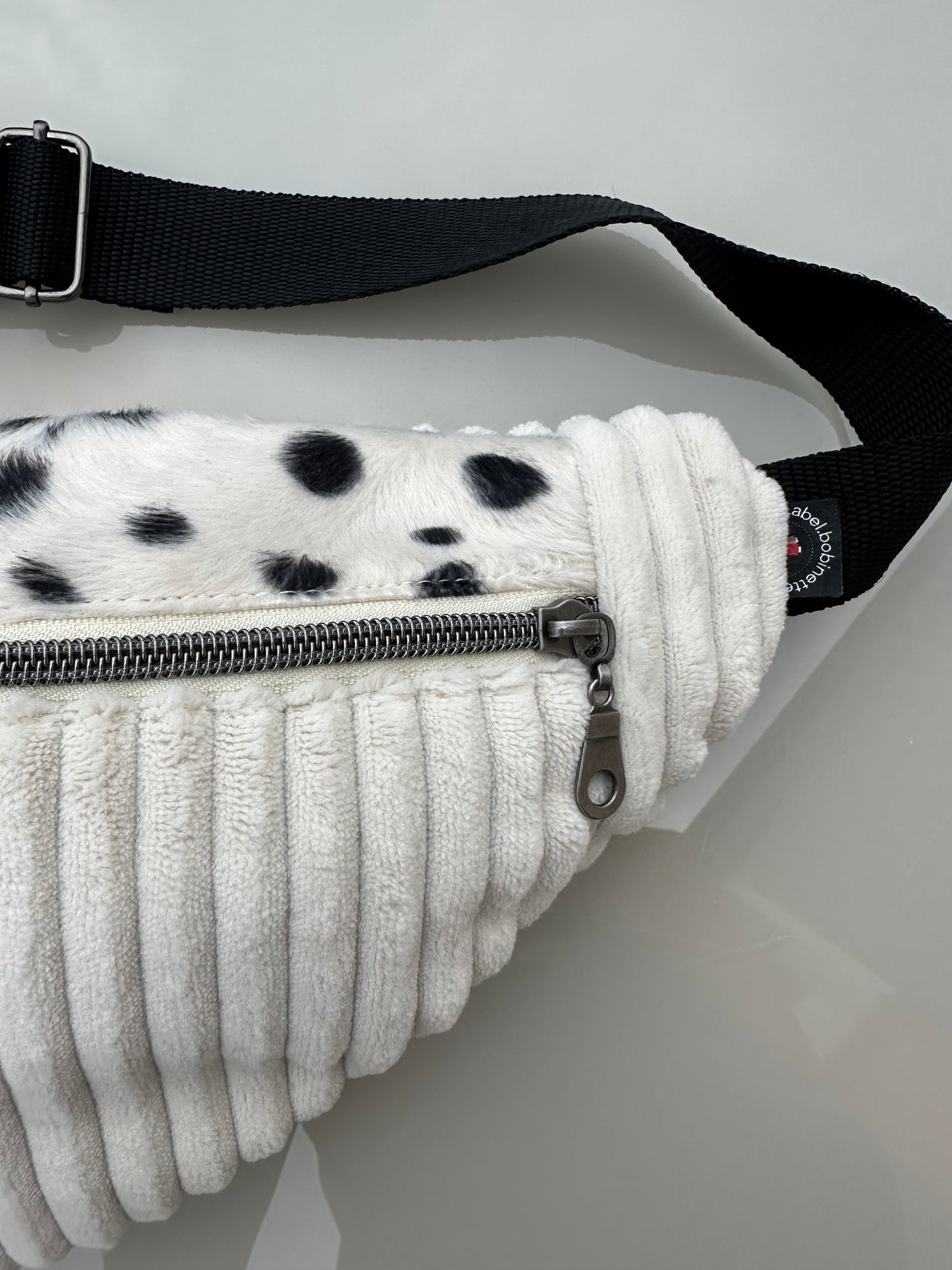 Sac banane gros velours blanc et fausse fourrure