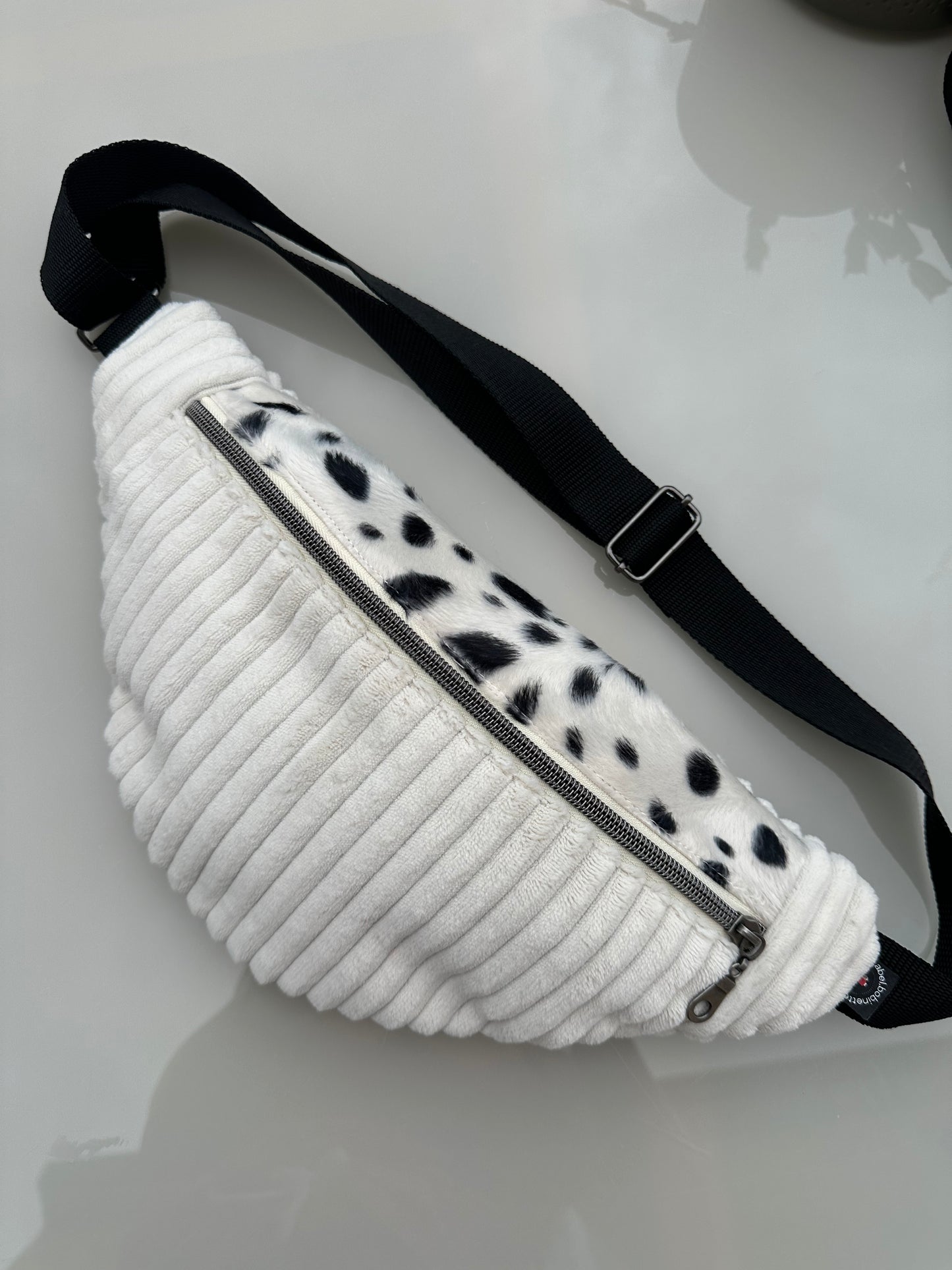 Sac banane gros velours blanc et fausse fourrure