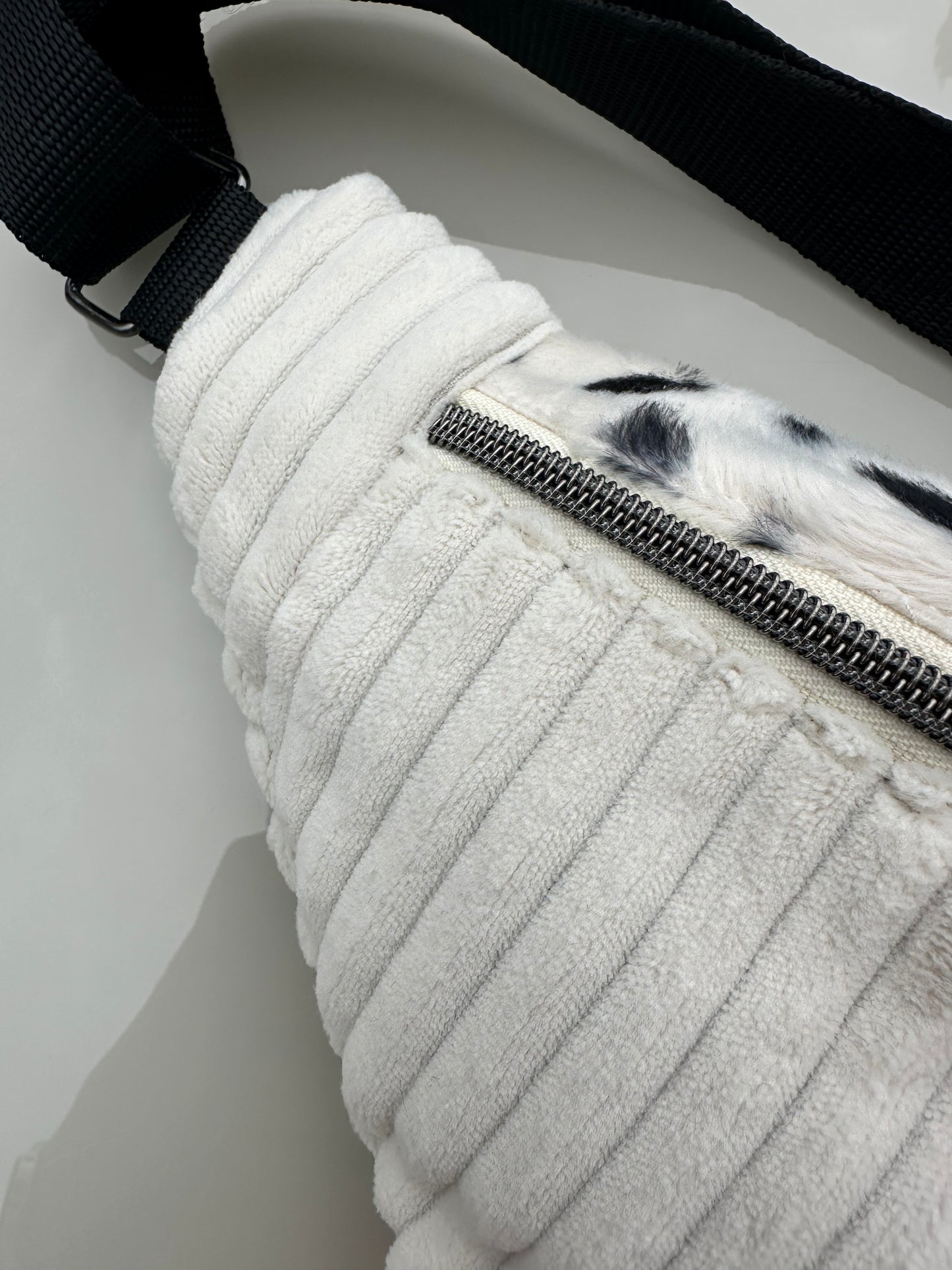 Sac banane gros velours blanc et fausse fourrure