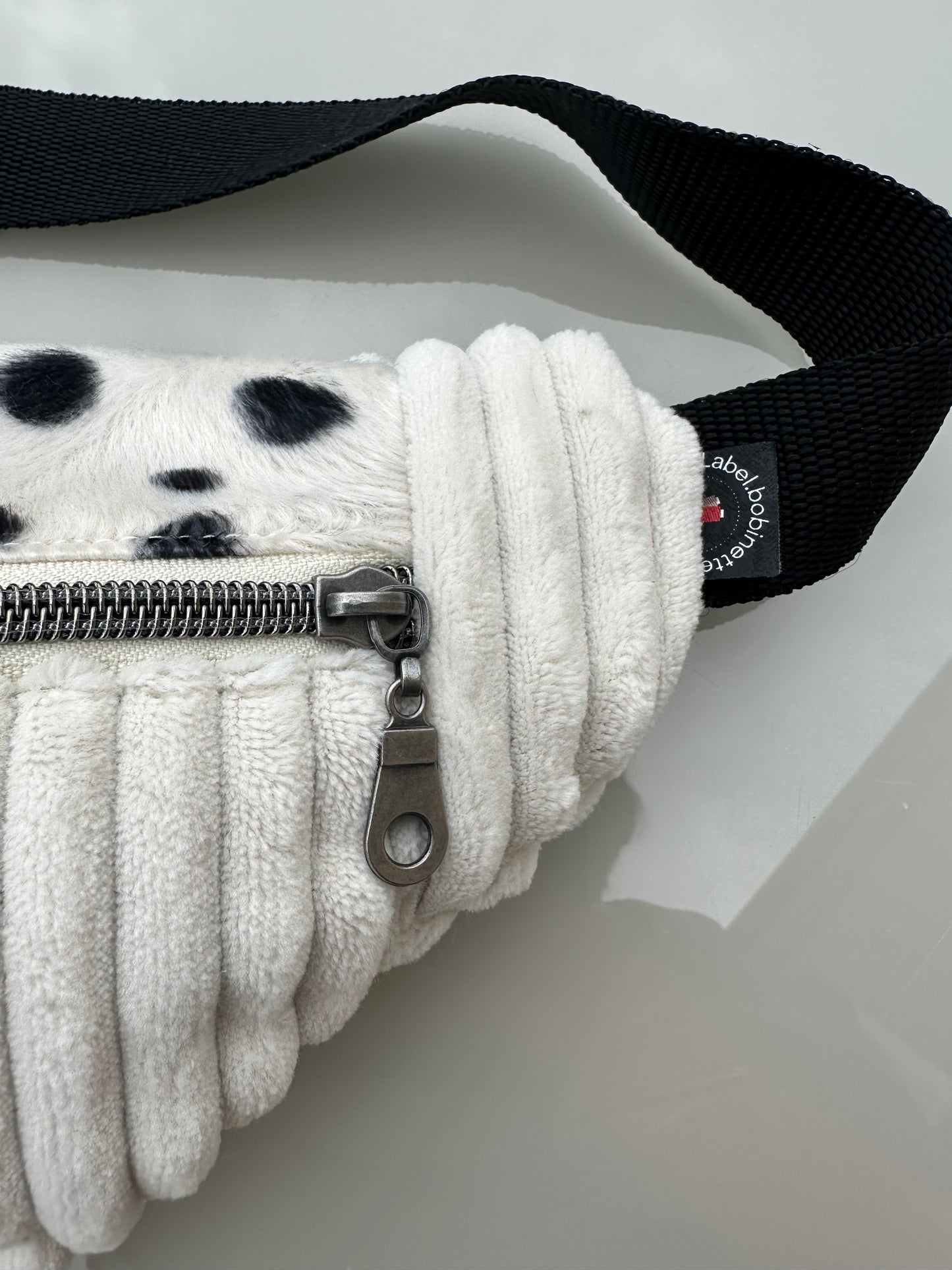 Sac banane gros velours blanc et fausse fourrure