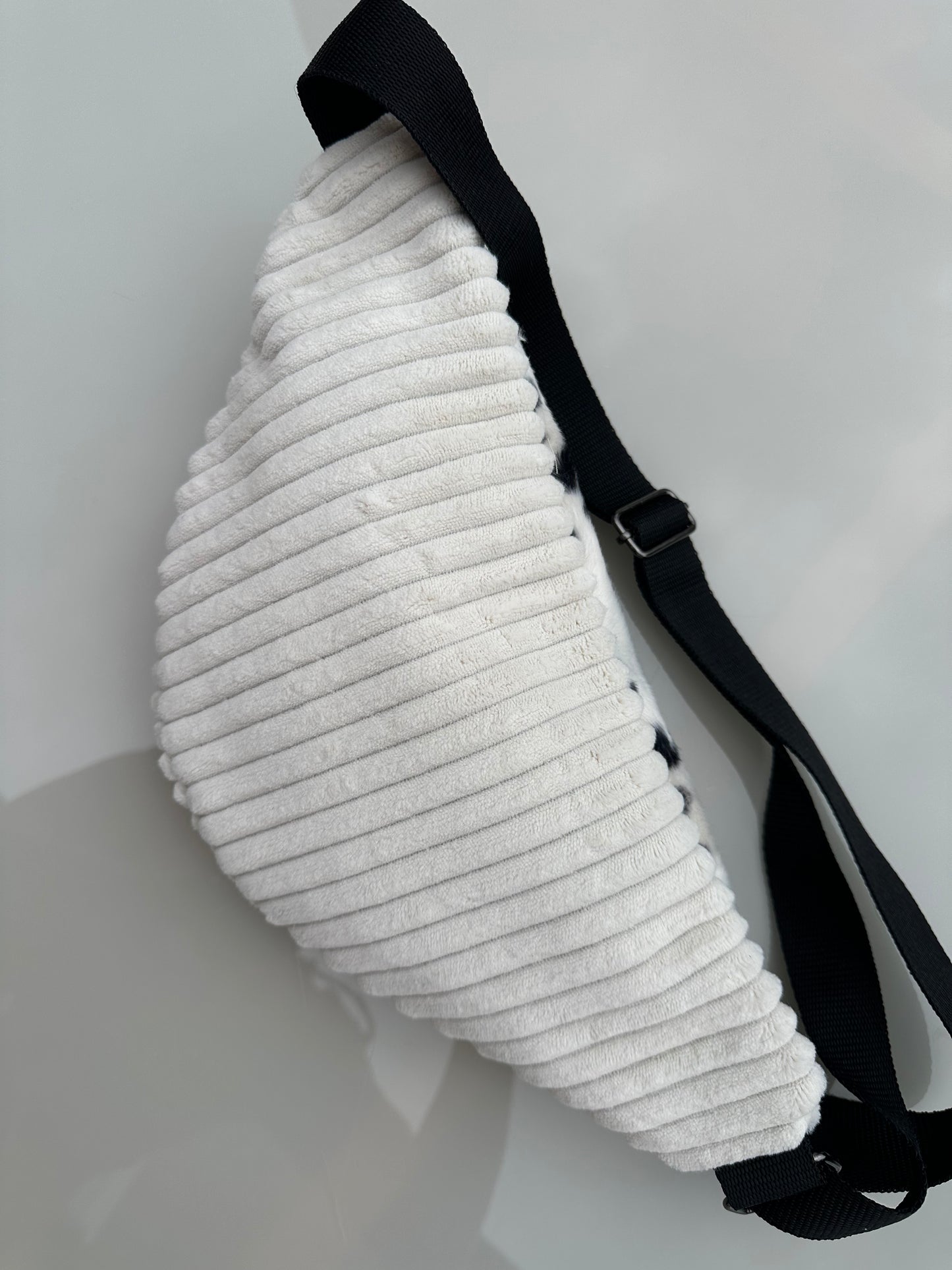 Sac banane gros velours blanc et fausse fourrure