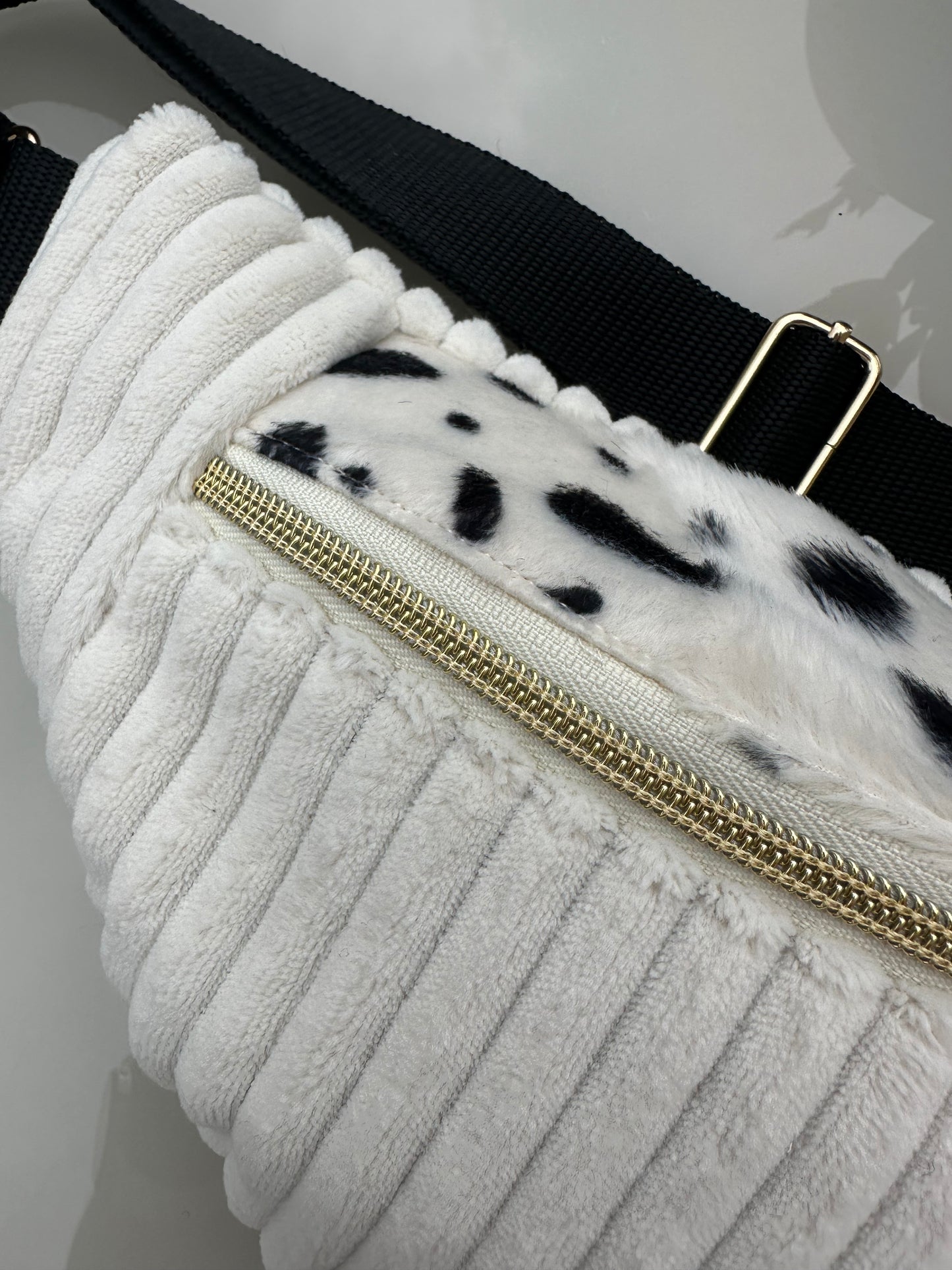 Sac banane gros velours blanc et fausse fourrure
