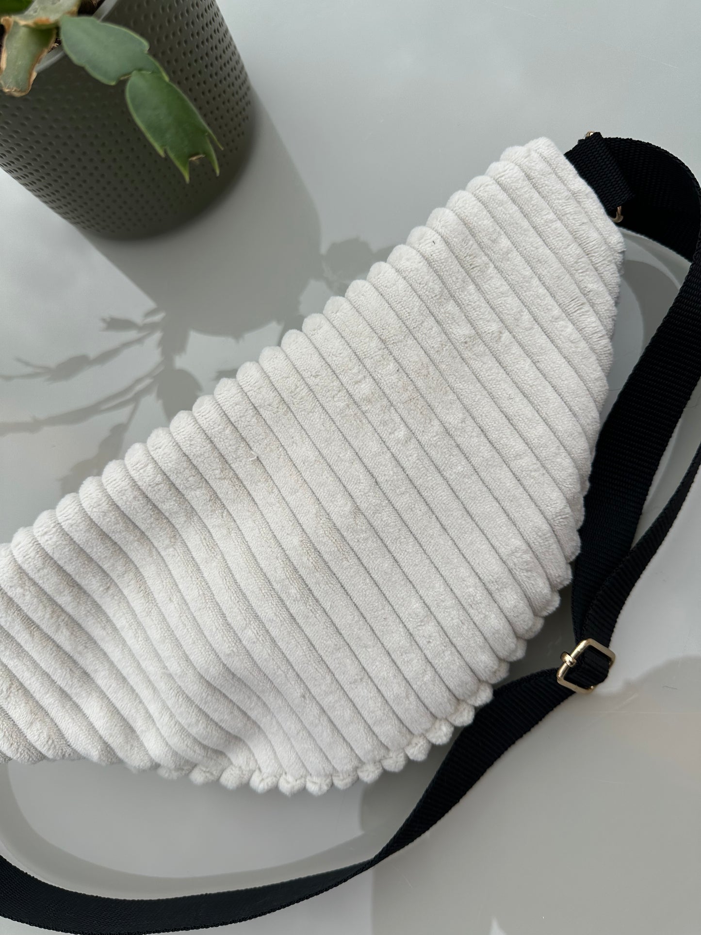 Sac banane gros velours blanc et fausse fourrure