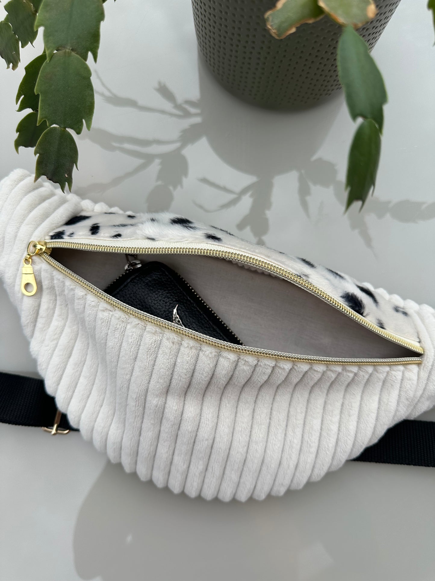 Sac banane gros velours blanc et fausse fourrure