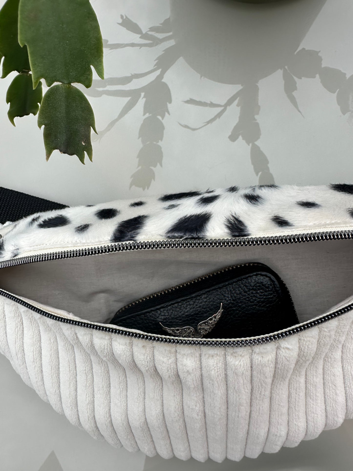 Sac banane gros velours blanc et fausse fourrure