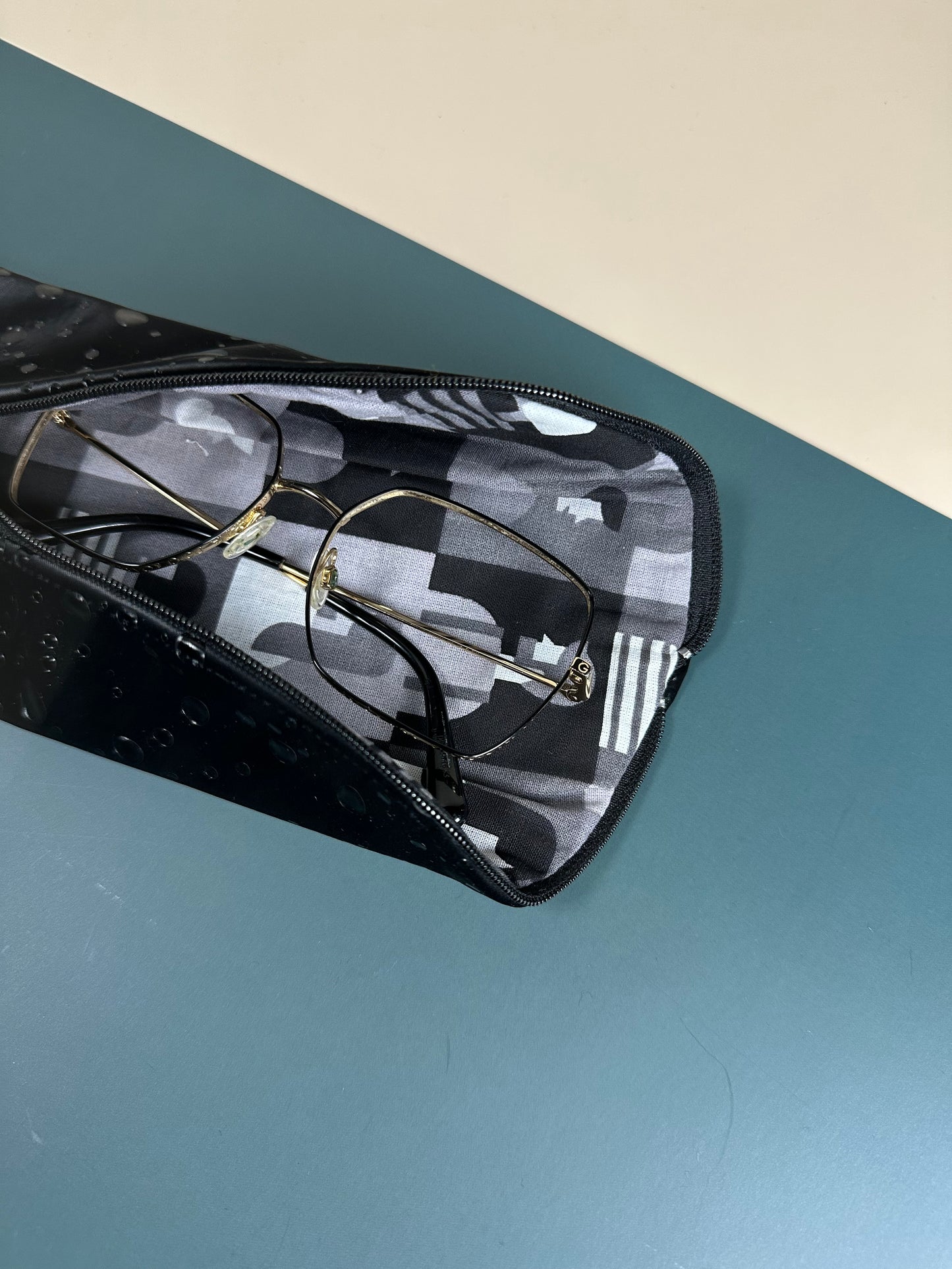 Trousse berlingot noire motifs bulles