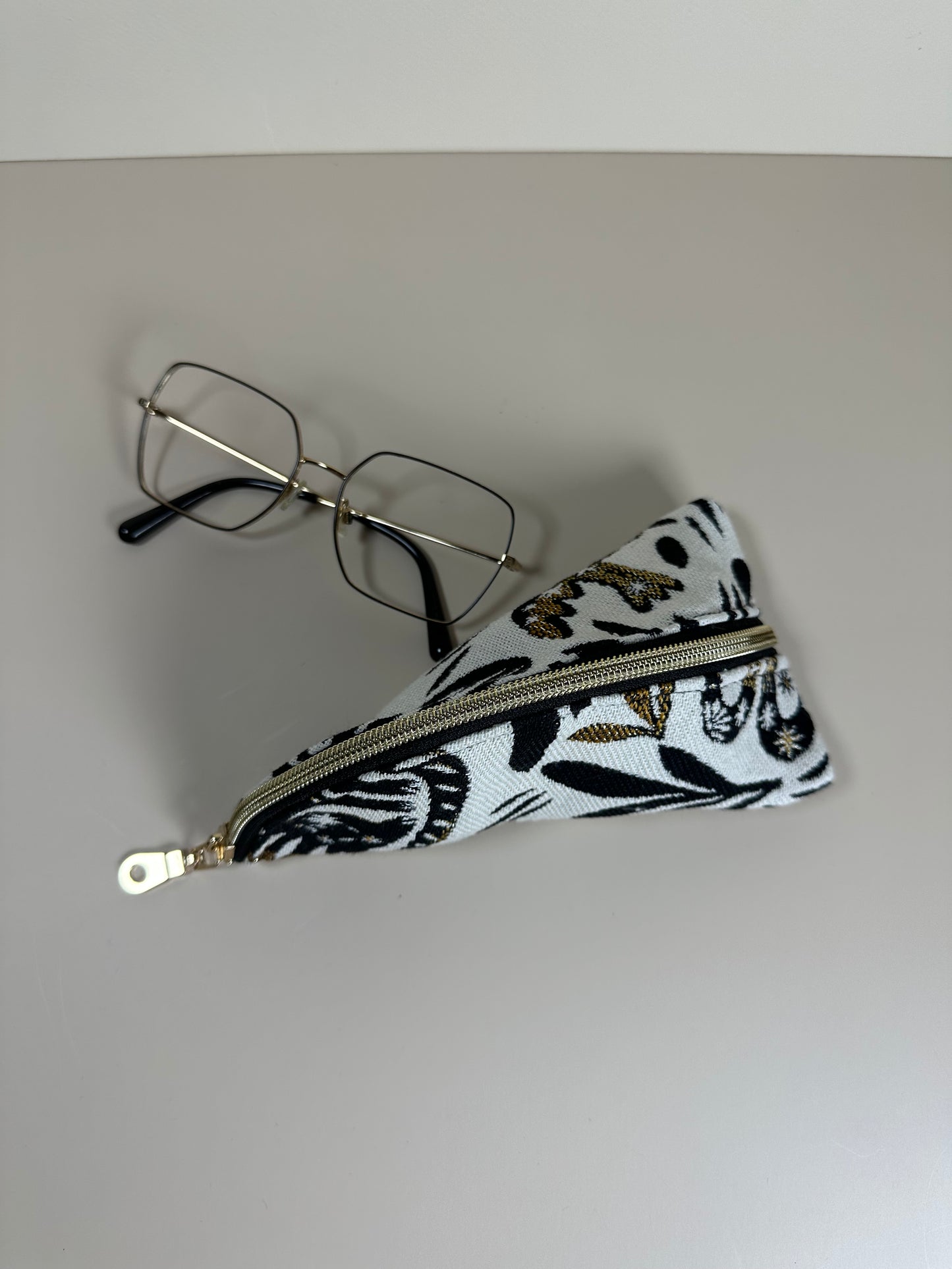 Trousse berlingot Mystic motifs noirs et or