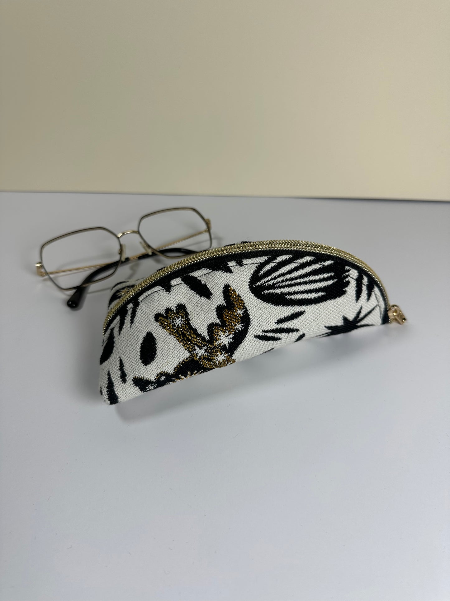 Trousse berlingot Mystic motifs noirs et or