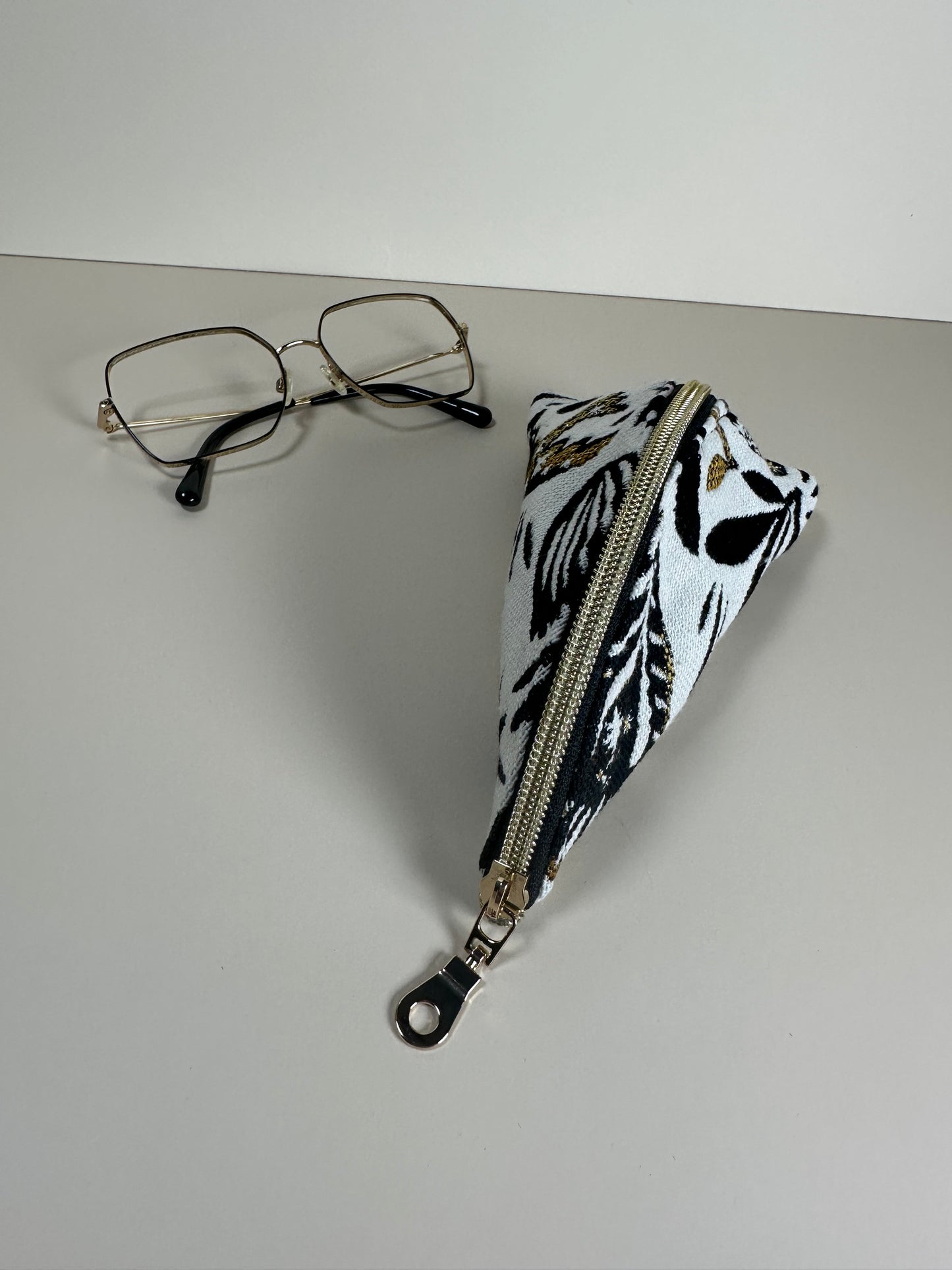 Trousse berlingot Mystic motifs noirs et or