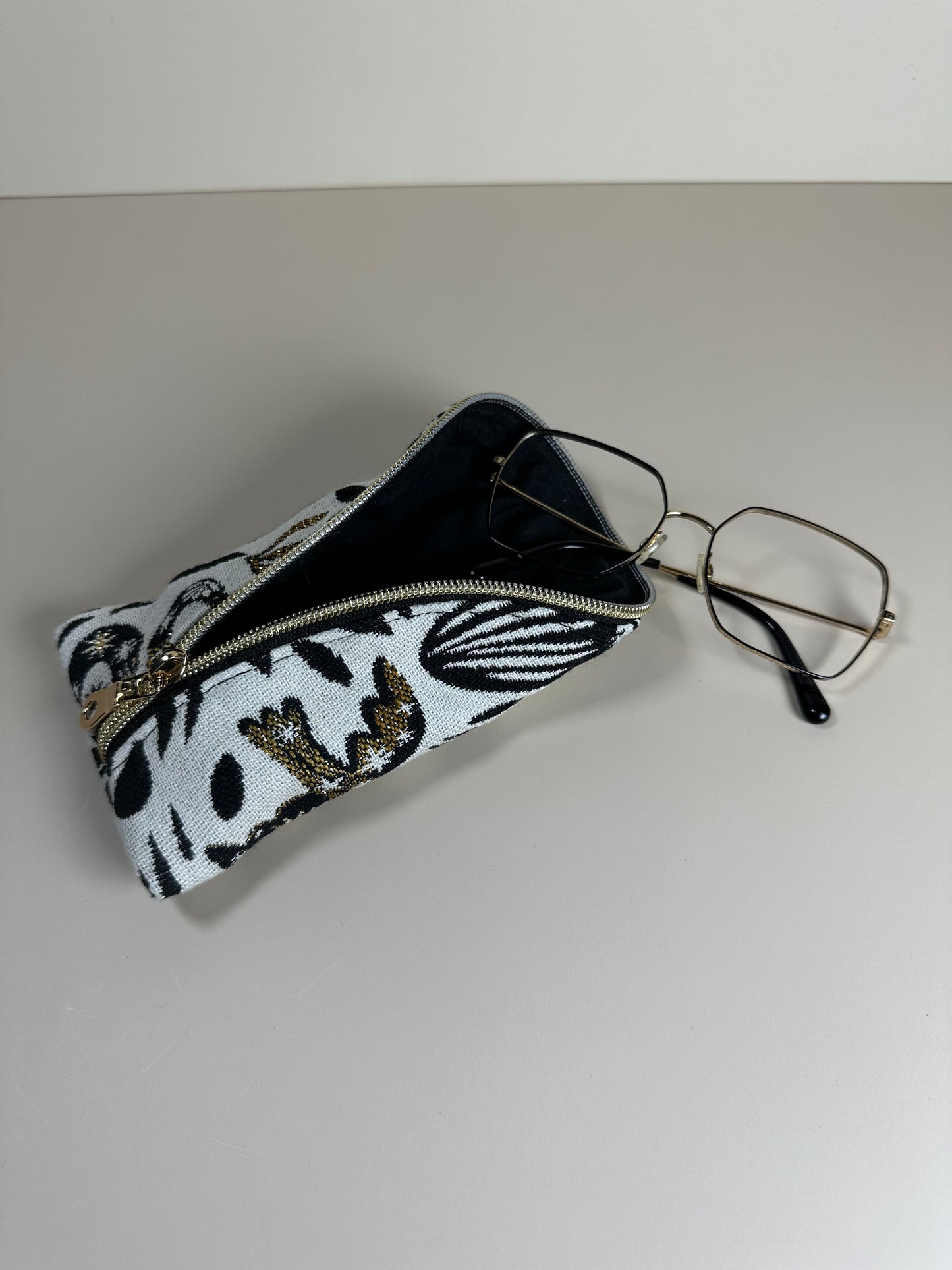 Trousse berlingot Mystic motifs noirs et or