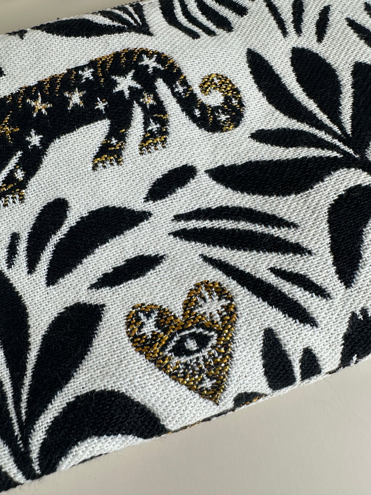 Pochette jacquard Mystic fond blanc motifs noirs et Or