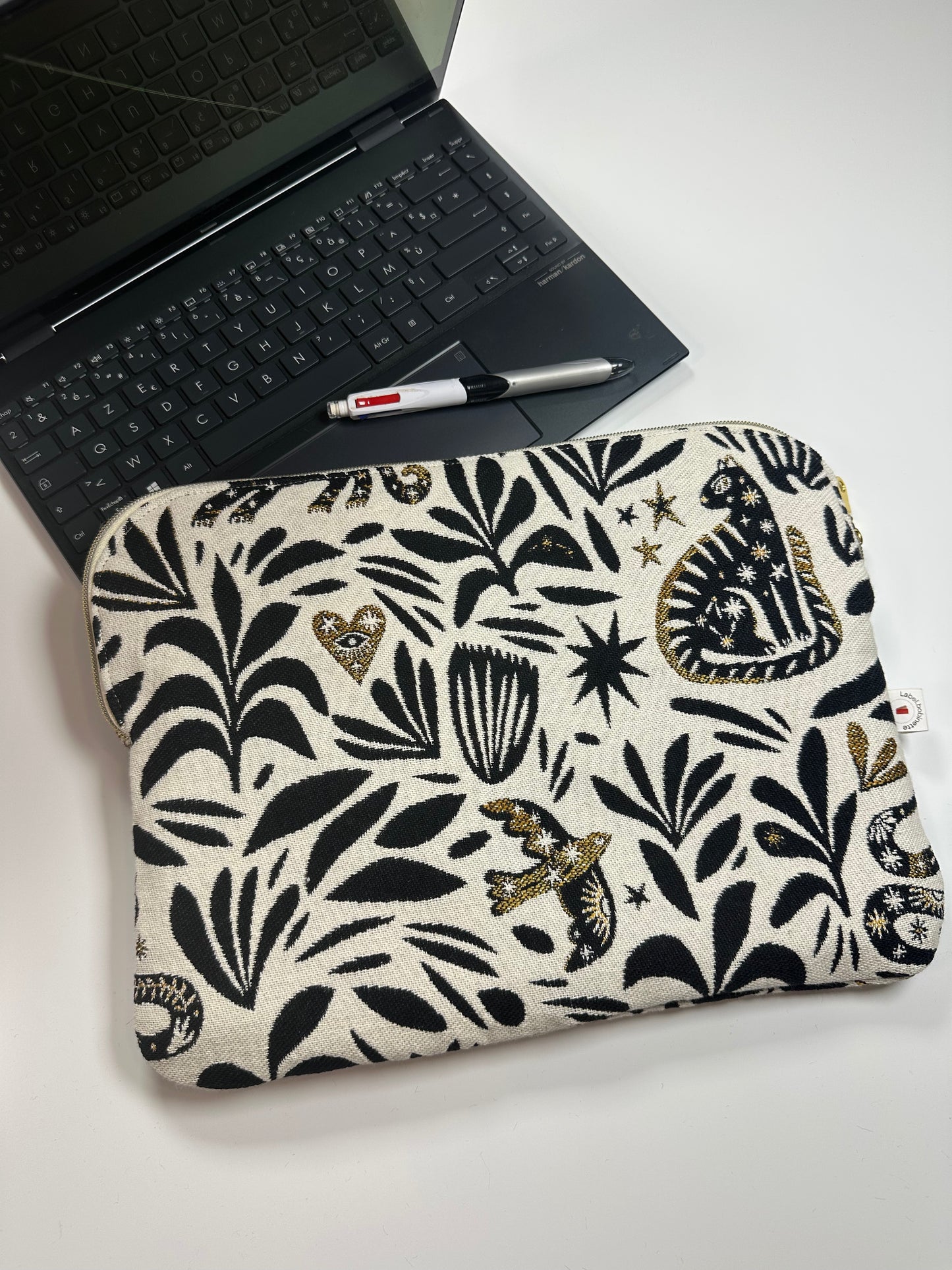Housse pour ordinateur Mystic noir et or.