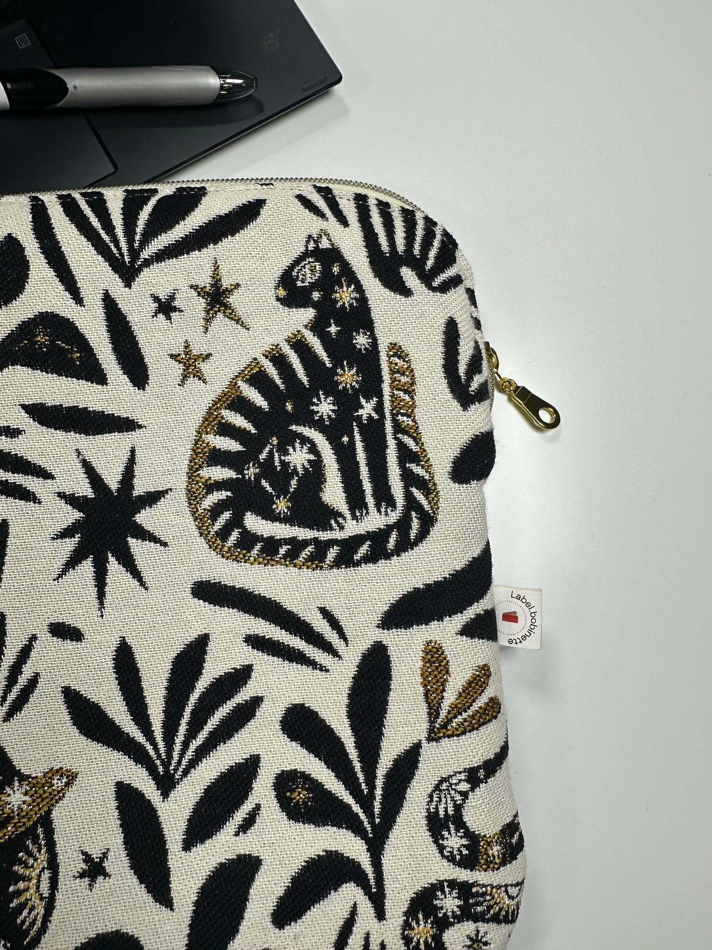 Housse pour ordinateur Mystic noir et or.
