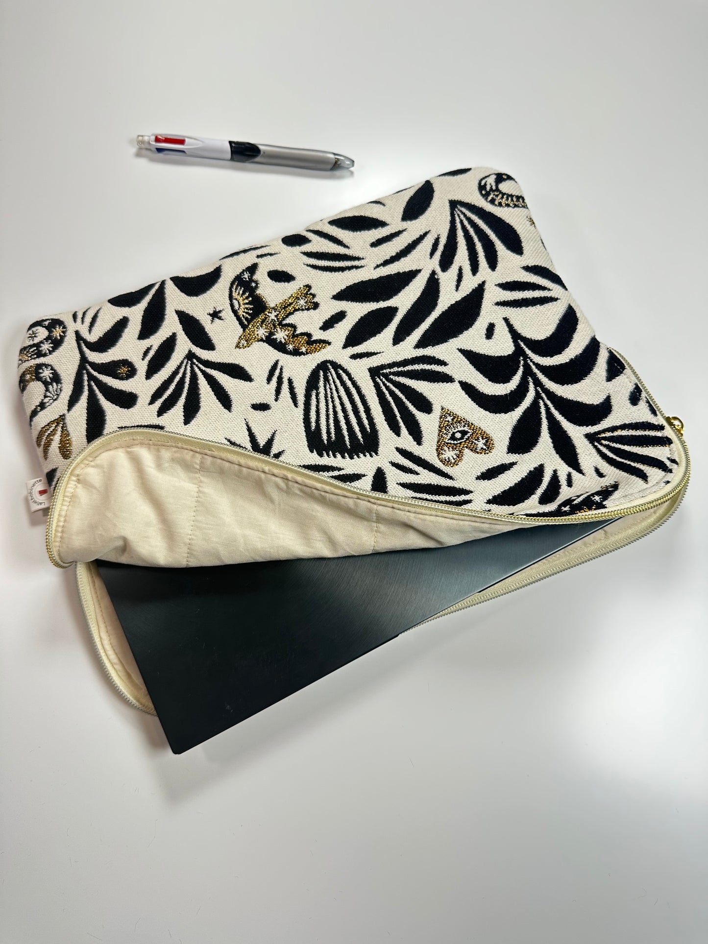 Housse pour ordinateur Mystic noir et or.